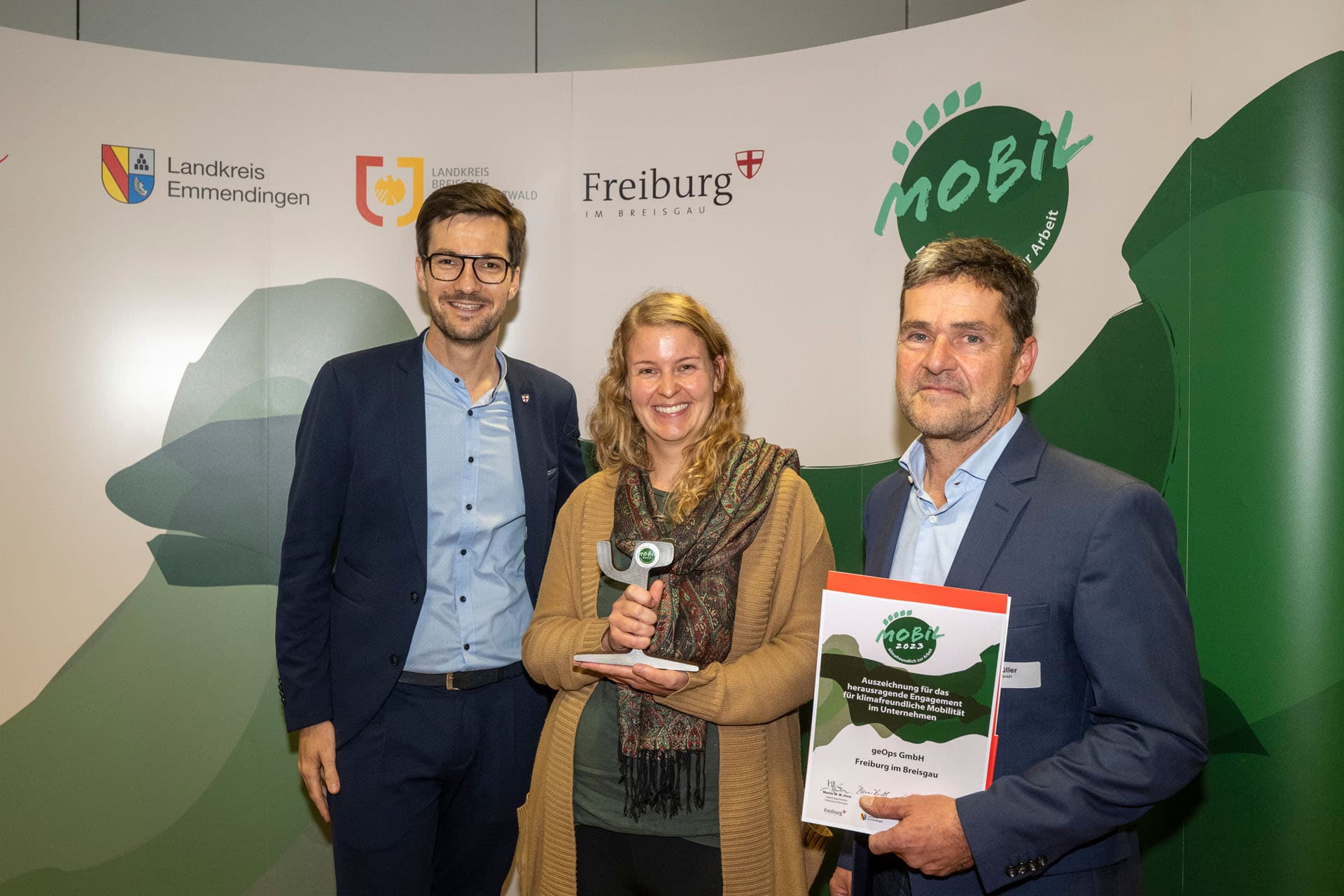 Elke nimmt 2023 das MobilSiegel* für geOps entgegen Elke nimmt das MobilSiegel 2023 für geOps entgegen